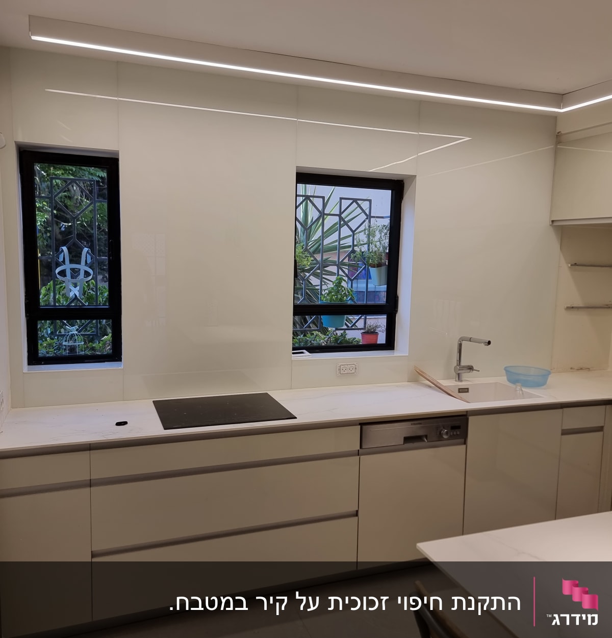 חלונות זכוכית עם מסגרת שחורה במטבח מודרני